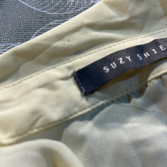 Ladies Suzy Shier Button Up Top. - Picture 9 of 9